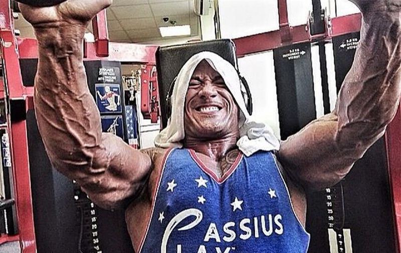 Mircea Badea o să fie invidios pe băiatul ăsta! Cine este musculosul căruia îi explodează venele?