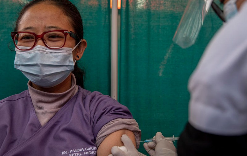 Libertatea publică un mesaj despre vaccinare în 4 limbi pentru zecile de mii de muncitori străini din România. Làm sao để được tiêm vắc-xin phòng COVID-19 khi bạn là người lao động nước ngoài tại Rumani. कोभिड शट भ्याक्सिन कसरी पाउने यदि तपाईं रोमानियामा विदेशी कामदार हुनुहुन्छ भने। ඔබ රුමේනියාවේ විදේශීය සේවකයෙකු නම් කොරෝනා වයිරස් එන්නත ලබා ගන්නේ කෙසේද. நீங்கள் ருமேனியாவில் ஒரு வெளிநாட்டு தொழிலாளி என்றால் கொரோனா வைரஸ் தடுப்பூசி பெறுவது எப்படி