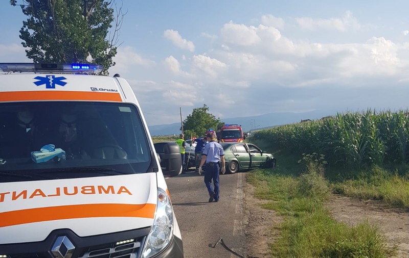 Un polițist aflat sub influența alcoolului a intrat cu mașina în copac. Și-a rănit și colegul