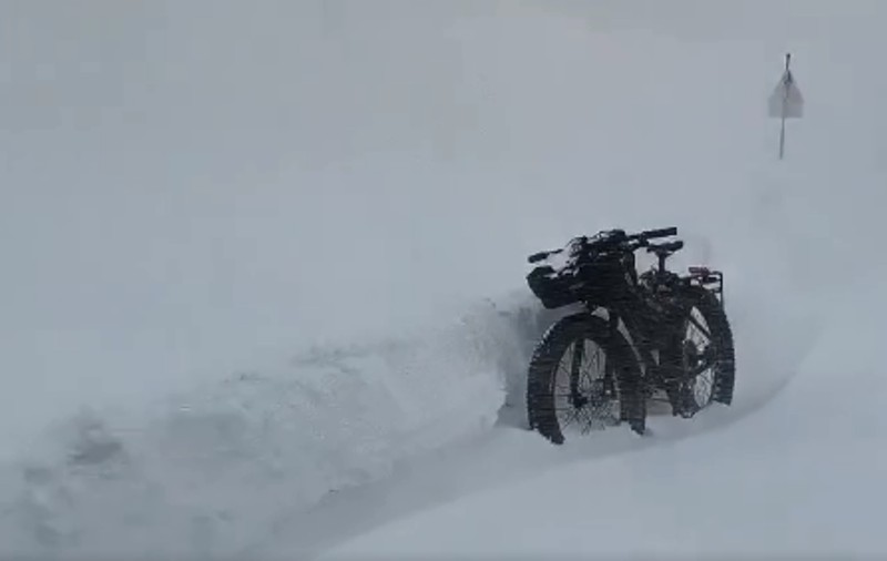 Turist pe bicicletă, blocat în nămeții din Bucegi, în plin cod portocaliu de viscol: „Când crezi că le-ai văzut pe toate”