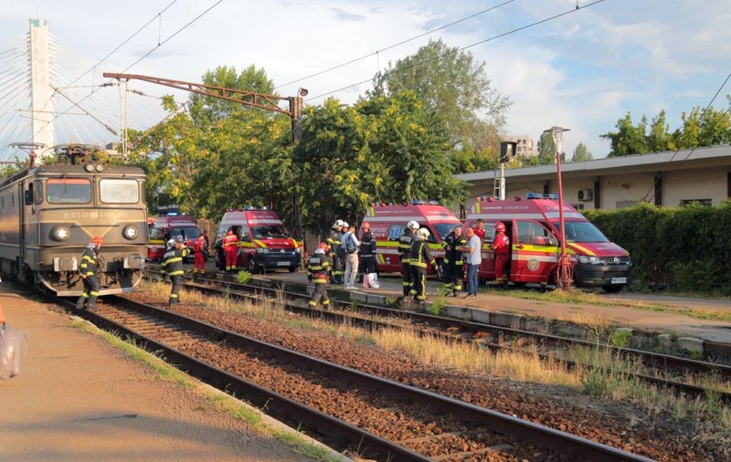 15 persoane rănite în Gara Basarab din București, după ce o locomotivă a lovit vagoanele la care urma să se cupleze