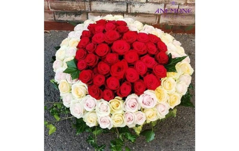Cum să surprindeți pe cei dragi cu flori la pachet - florăria Anemone vă ajută!