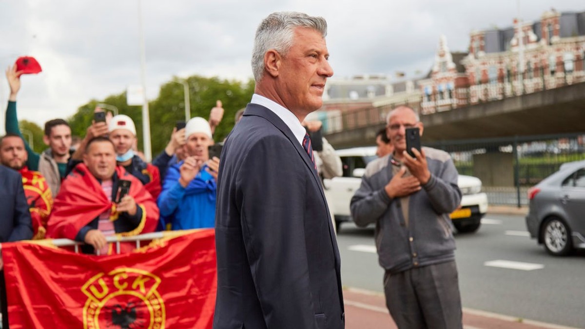 Fostul președinte kosovar Hashim Thaçi (în prim-plan) Sursa foto: GettyImages