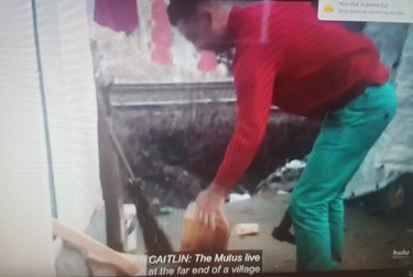 Vasile Mutu taie lemne cu toporul în reportajul americanilor | Foto: captură documentar NYT