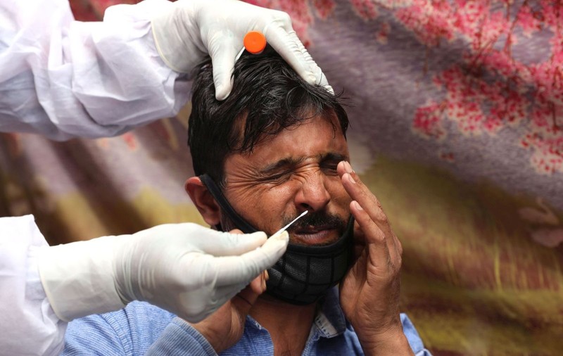Ce se întâmplă în India la două luni după valul de COVID devastator. Bilanțul a scăzut brusc, dar dă iarăși semne de creștere