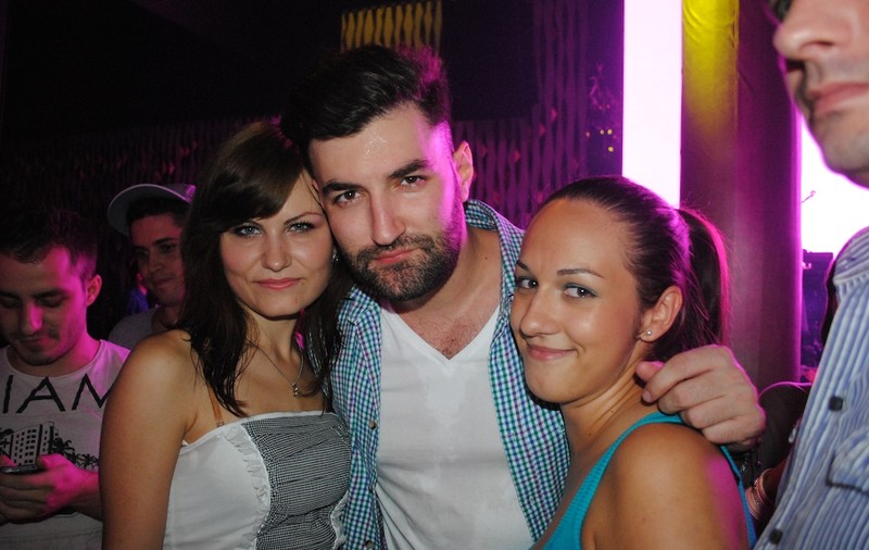 Smiley, ASALTAT DE FETE, în club! | FOTO