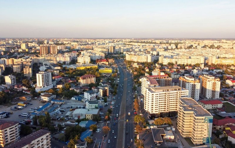 Cum arată cea mai ieftină casă din București? O găsești în zona Viilor și dacă o cumperi, împarți curtea cu alți patru proprietari