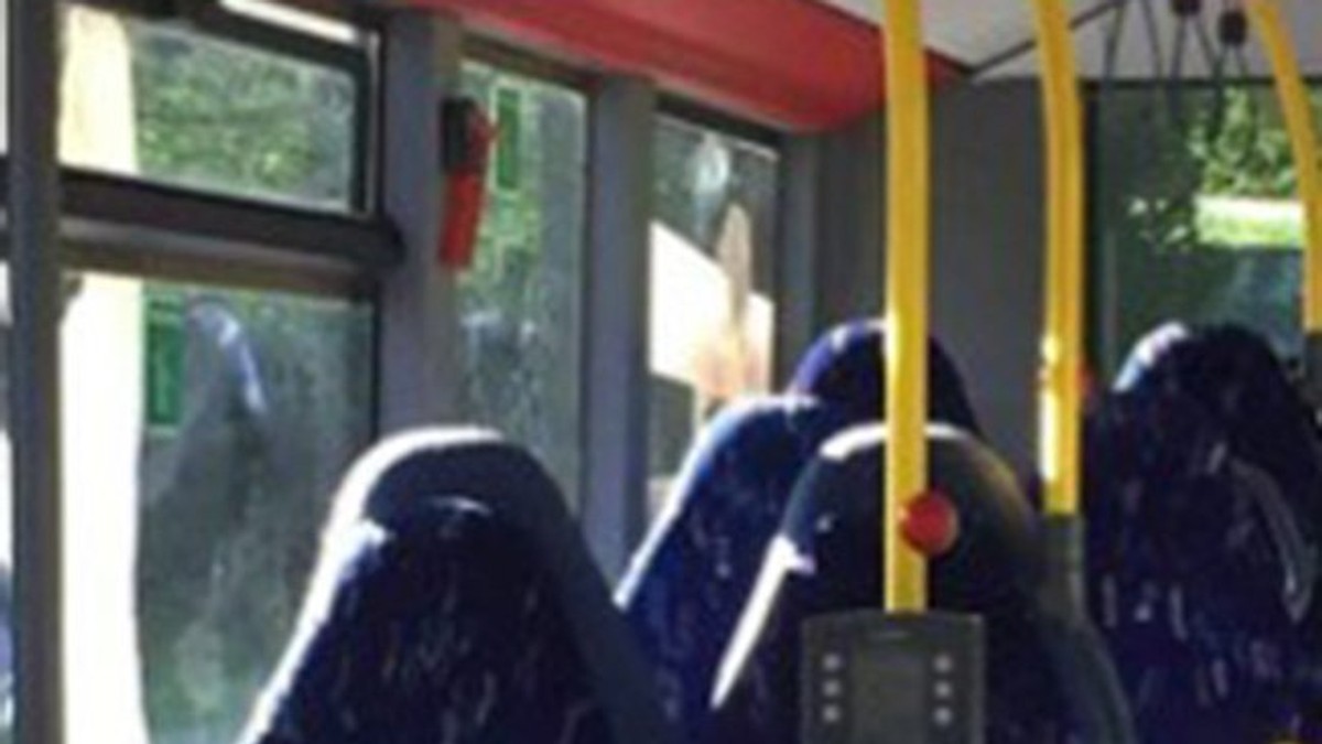 Scaunele goale dintr-un autobuz confundate cu femei îmbrăcate în burka