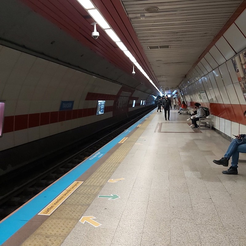 Stațiile de metrou din Istanbul sunt aproape pustii