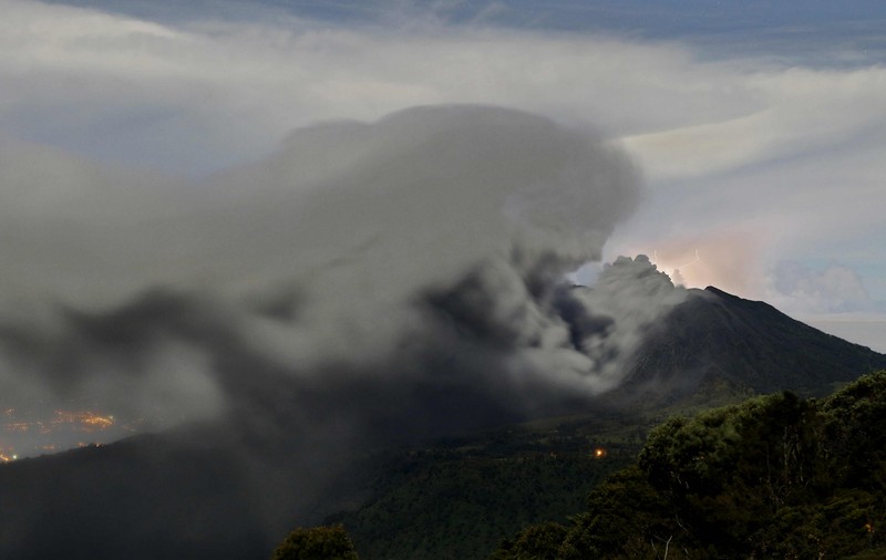 Erupție spectaculoasă în Costa Rica. Mai multe zone au fost acoperite cu cenușă | VIDEO