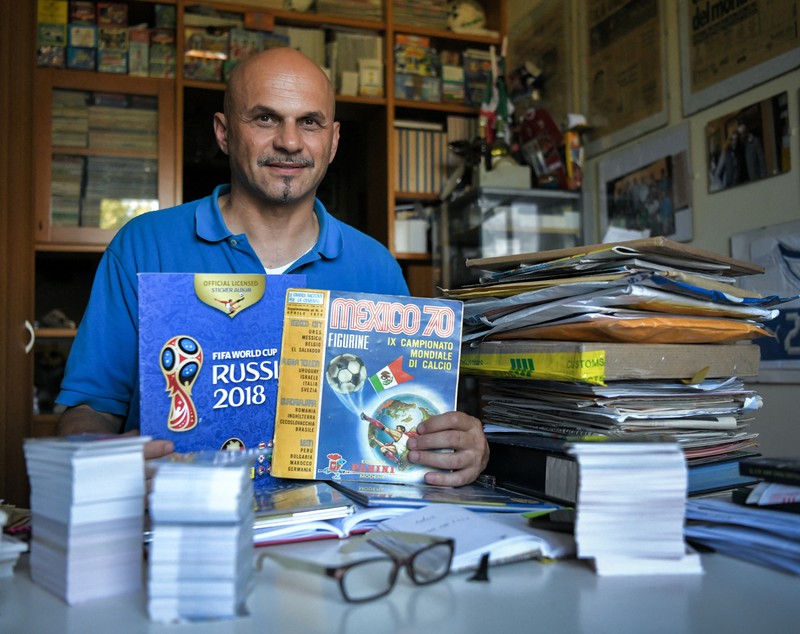 Italianul Gianni Bellini, cel mai mare colecționar de abțibilduri cu fotbaliști din lume, a avut o noapte de coșmar: „Am crezut că mi-a vândut toate albumele”
