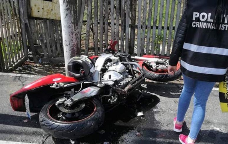 Un motociclist de 27 de ani se zbate între viaţă și moarte după ce a intrat cu viteză într-un stâlp