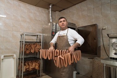 Florin Rezban bagă crenvurștii în cuptor, Carnicería Caraiman