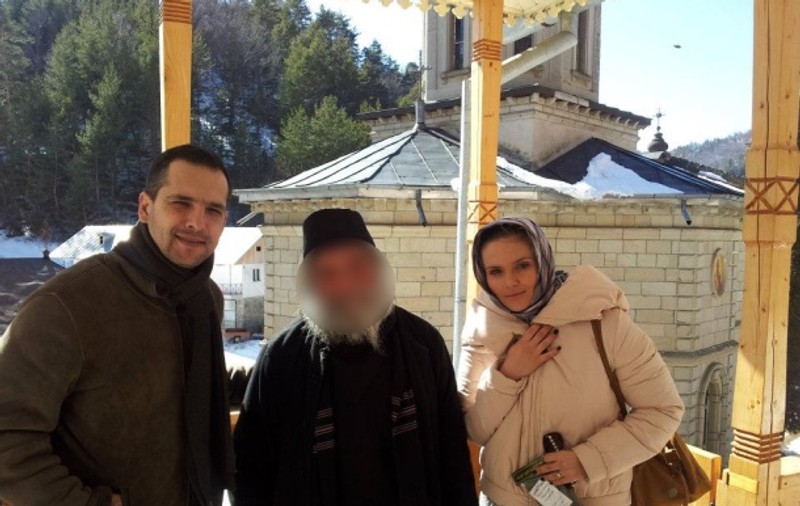 Cristina Şişcanu şi Mădălin Ionescu s-au pozat la mănăstire, cu preotul