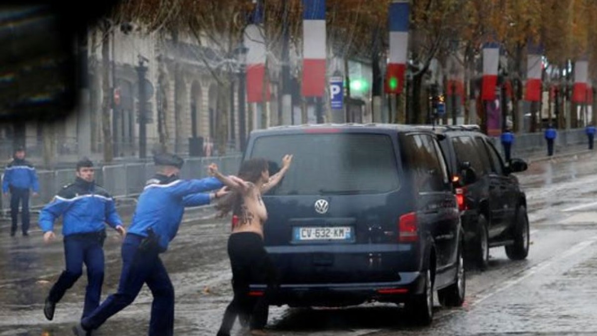 Și-au dat jos sutienul și s-au apropiat de coloana oficială a lui Donald Trump