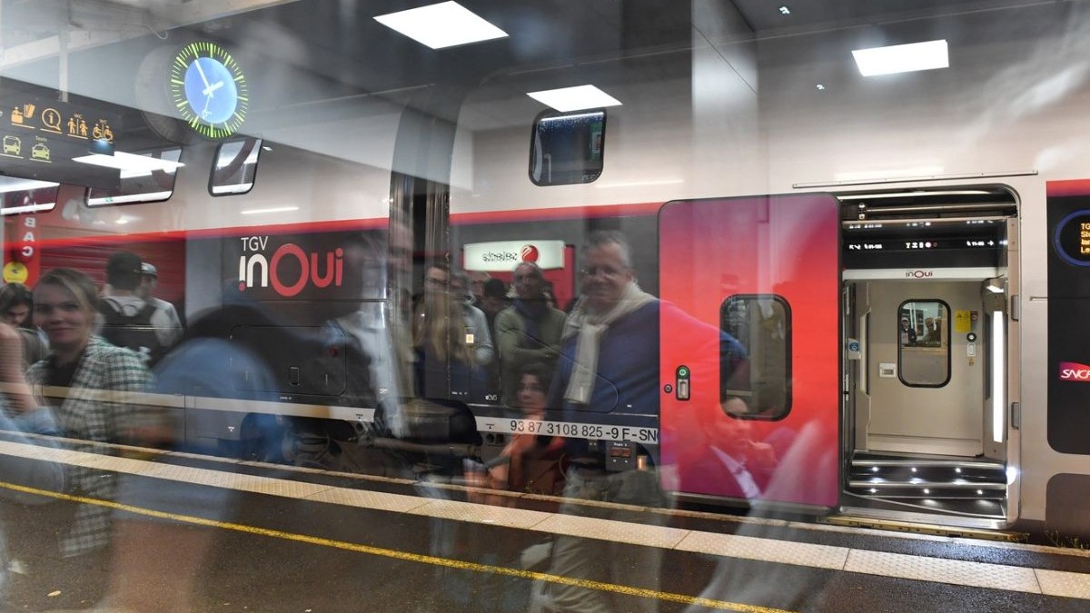 Pasagerii trenului TGV Paris-Nantes își urmăresc trenul prin geamul de sticlă din gara Sable-sur-Sarthe, vestul Franței. Sursă: Profimedia