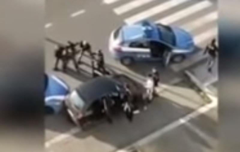 VIDEO | Polițiștii italieni care au vrut să aresteze doi români au fost înconjurați, amenințați și loviți de alți români