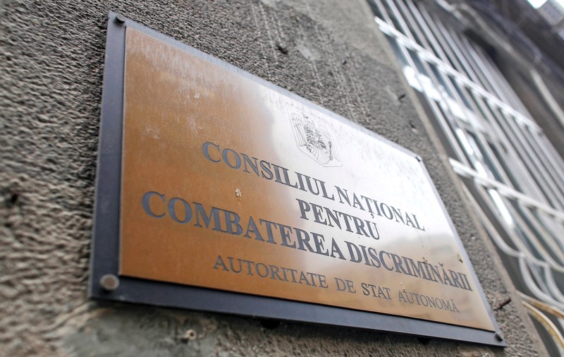 Reclama la pompe funebre cu femei în lenjerie intimă în sicrie, amendată pentru discriminare: „Campania creează o atmosferă degradantă împotriva femeilor”
