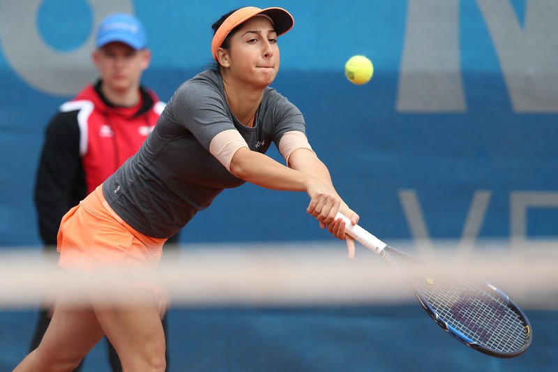 epa05311730 Romania's Cristina Dinu in action against Germany's Julia Goerges during their first round match of the WTA tennis tournament in Nuremberg, Germany, 17 May 2016. EPA/DANIEL KARMANN