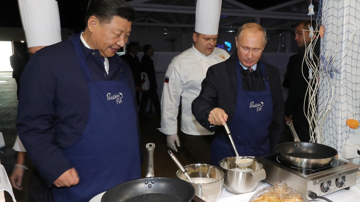 Vladimir Putin a gătit clătite la întâlnirea cu Xi Jinping