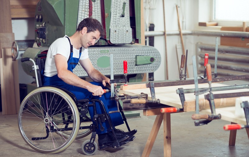 Bugetarii cu handicap grav primesc un spor de 15% la salariu, din această lună