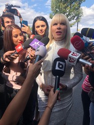 Udrea, întâmpinată de presă la Mănăstirea Cașin (Foto Eli Driu)