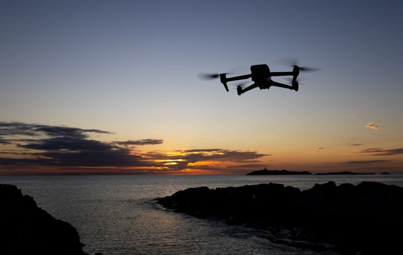 O dronă zboară deasupra mării. Poză cu caracter ilustrativ. Foto: Shutterstock