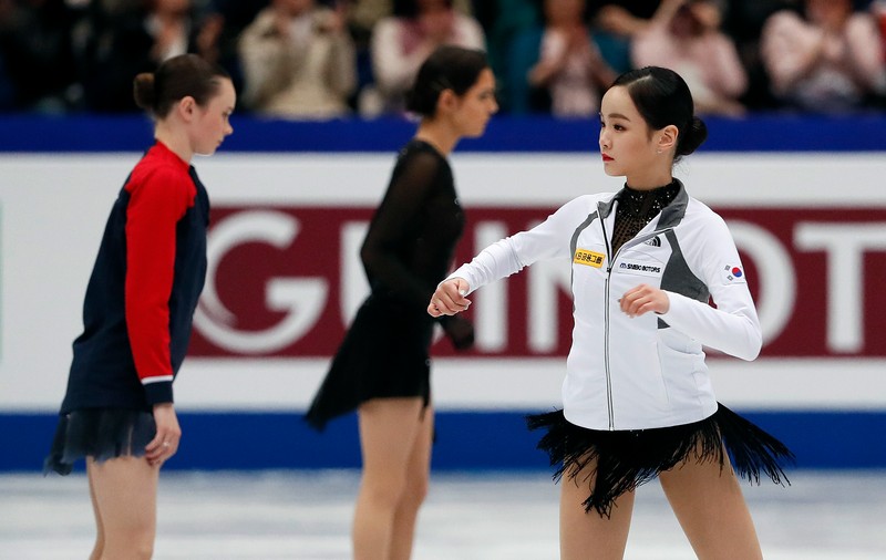VIDEO | Momentul dramatic în care o patinatoare o taie cu patinele pe rivala sa