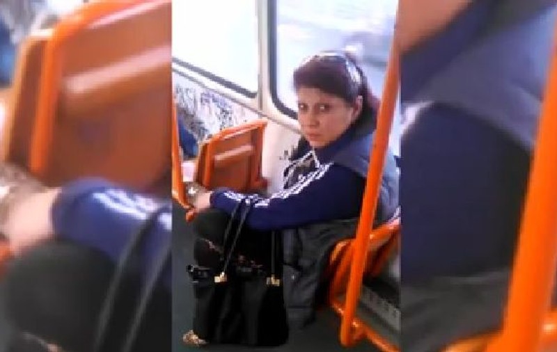 Un nou incident incredibil în RATB. Ce a păţit un jurnalist când a filmat o femeie care fuma în tramvai! Agresoarea și-a dat CHILOȚII JOS! | VIDEO