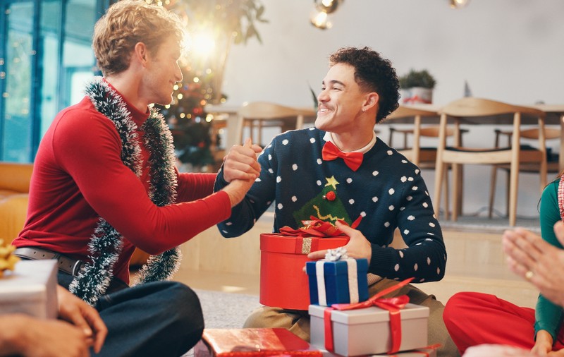 Secret Santa, tradiția surprizelor anonime: istorie, semnificații și obiceiuri moderne