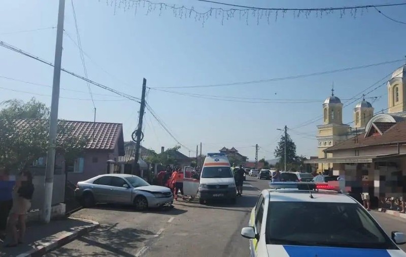Un şofer a intrat cu maşina pe trotuar şi a lovit doi oameni, la Tulcea. Unul dintre ei a murit