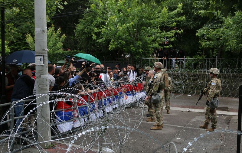 Eforturi pentru dezamorsarea crizei din Kosovo, în vreme ce NATO trimite mai mulți militari pentru a împiedica noi violențe