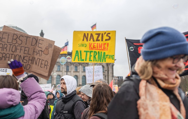 Mii de oameni au protestat în centrul Berlinului față de extrema-dreaptă. „Toţi împreună împotriva fascismului" | VIDEO