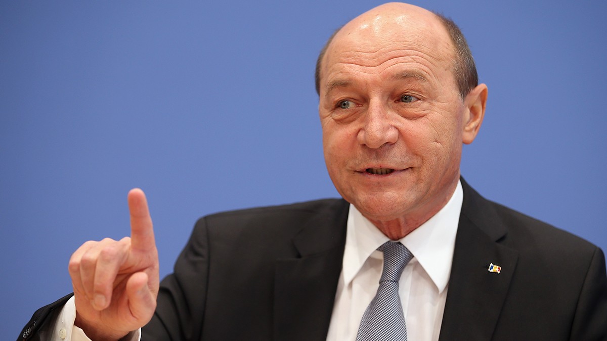 Președintele român Traian Băsescu vorbește în fața presei la o conferință de presă