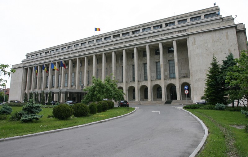 Femeia care a intrat cu mașina în poarta Guvernului, cercetată pentru distrugere. Va fi evaluată psihiatric