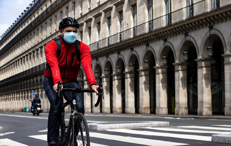 Parizienii recurg la mersul pe bicicletă, pentru a minimiza riscul infectării cu COVID-19