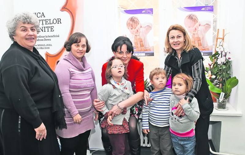 Strânşi într-o asociaţie, părinţii unor micuţi care au sindromul Down cer cu disperare autorităţilor să renunţe la indiferenţă: «Nu ne marginalizaţi copiii!»