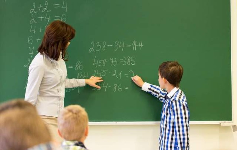 O profesoară a fost condamnată la închisoare cu suspendare și la muncă în folosul comunității. Luase șpagă 400 de euro să transfere un elev
