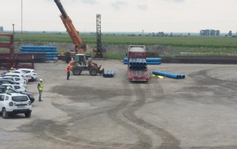 Accident de muncă pe şantierul podului peste Dunăre de la Brăila. Un muncitor a fost strivit de ţevile pe care le descărca dintr-un TIR
