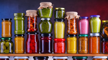 Borcane cu conserve pentru iarnă în cămară