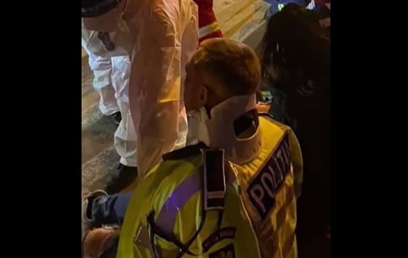 VIDEO | Un polițist din Constanța i-a dat geaca de pe el victimei unui accident rutier grav, care tremura de frig