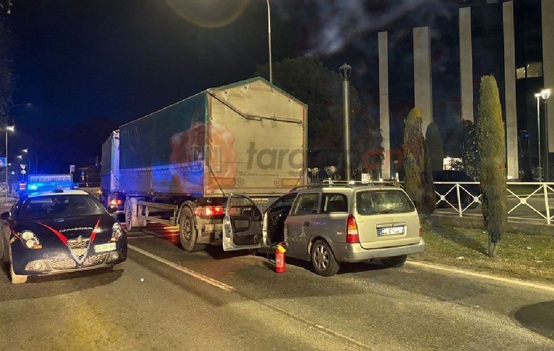 O șoferiță româncă a făcut infarct la volan și a intrat cu mașina într-un camion, pe un drum din Italia