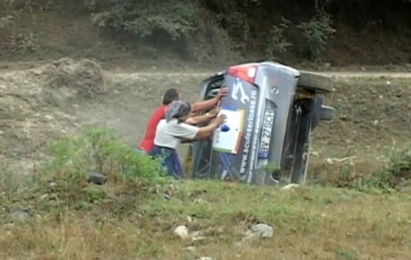 O bătrână de 80 de ani a pus pe roţi o maşină răsturnată la Raliul Aradului - VIDEO