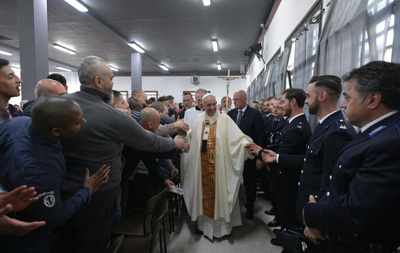 Papa Francisc a spălat picioarele unor deținuți în timpul slujbei din Joia Mare oficiate într-un penitenciar