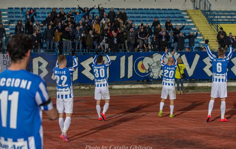 Liga I, etapa a 23-a: CSMS Iași - CS U Craiova 1-0. Stoperul Ciucă poartă gazdele spre play-off. Oltenii au jucat în negru, în semn de protest față de arbitraje. Puteau primi un penalty și în Moldova. În criză de efectiv, anonimii Luicu și Ciocoteală au fost rezerve