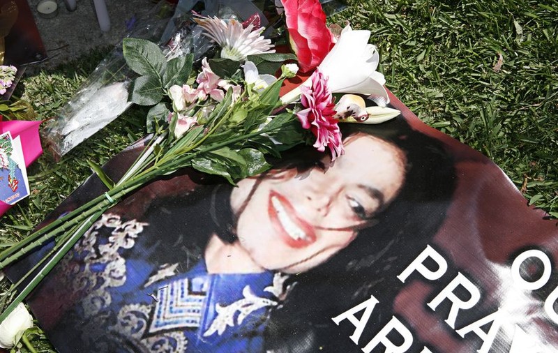 Medicul lui Michael Jackson este interogat de poliţie