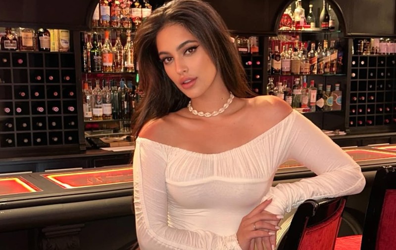 Fiica Andreei Berecleanu, în tandrețuri cu un bărbat mai în vârstă. Cum a fost surprinsă Eva Zaharescu după o noapte în club