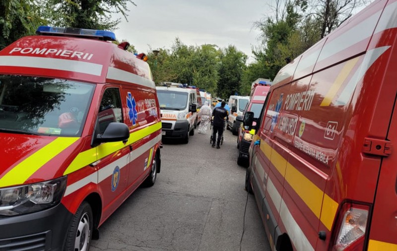 Coadă de ambulanțe în fața Spitalului Universitar. Nu mai e niciun loc liber nici în saloane, nici la ATI