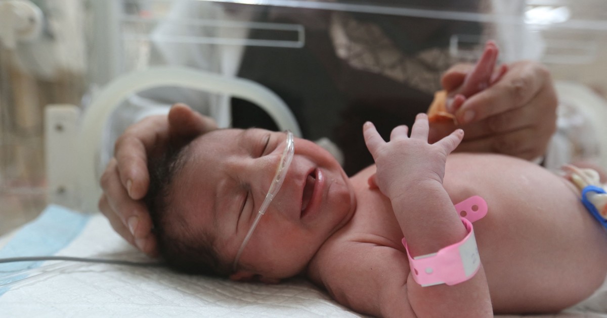 Bebeluș în incubator la spital