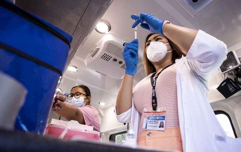 Angajaţii publici din New York, obligaţi să se vaccineze anti-COVID. Cei care se imunizează vor primi 500 de dolari